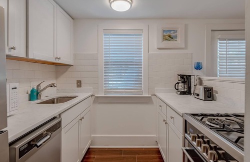 Isle of Palms Apartment | Charming 1950s Beach Cottage Apt B
