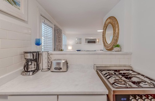 Isle of Palms Apartment | Charming 1950s Beach Cottage Apt B