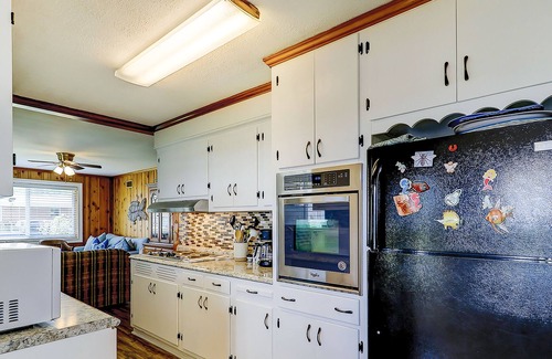 Burnside Island House | Charming 1960s home with recent upgrades, board games, & AC - on the creek