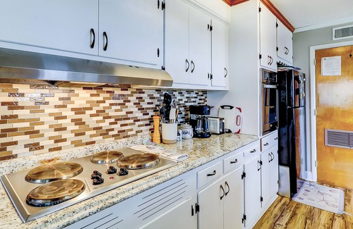 Burnside Island House | Charming 1960s home with recent upgrades, board games, & AC - on the creek