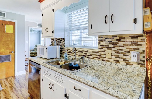 Burnside Island House | Charming 1960s home with recent upgrades, board games, & AC - on the creek