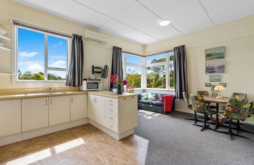 Karitane House | Charming 1960s Kiwi bach in peaceful Karitane, just 5 mins to beach & harbour.