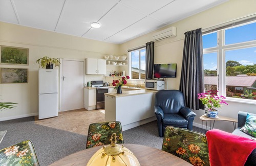 Karitane House | Charming 1960s Kiwi bach in peaceful Karitane, just 5 mins to beach & harbour.