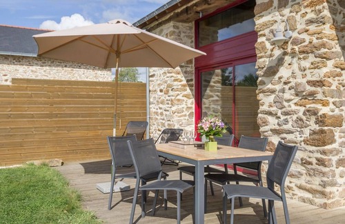 Nort-sur-Erdre Cottage | Charming 19th-Century Barn with Modern Comforts Near Canal, 20km from Nantes