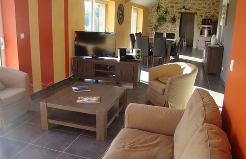 Nort-sur-Erdre Cottage | Charming 19th-Century Barn near Nantes – Sleeps 14, Private Terrace, Large Garden, Free WiFi