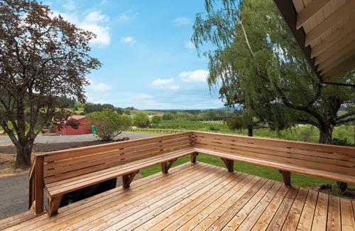 Newberg House | Charming 19th century craftsman designed for mid-sized groups.