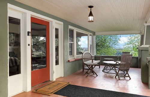 Newberg House | Charming 19th century craftsman designed for mid-sized groups.