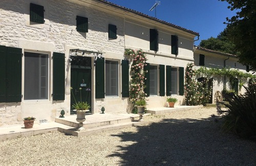 Avy House | Charming 19th century Charentaise farm house