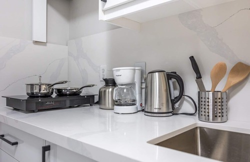 Downtown Niagara Falls Apartment | Charming 1BD Getaway - Unwind Near Niagara Falls