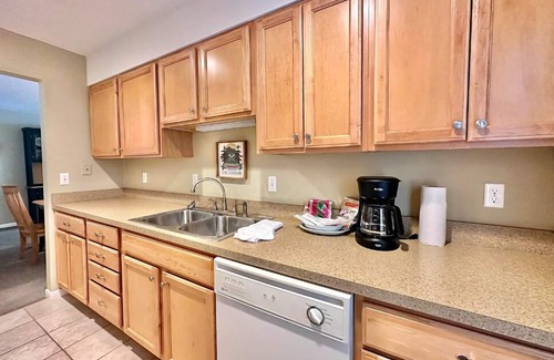 Acme Condo | Charming 1BDR Condo w Golf Course View