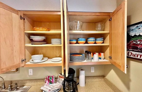 Acme Condo | Charming 1BDR Condo w Golf Course View
