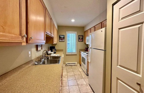 Acme Condo | Charming 1BDR Condo w Golf Course View