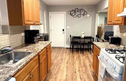 Rogers Park Apartment | Charming 1BDR - Great Location