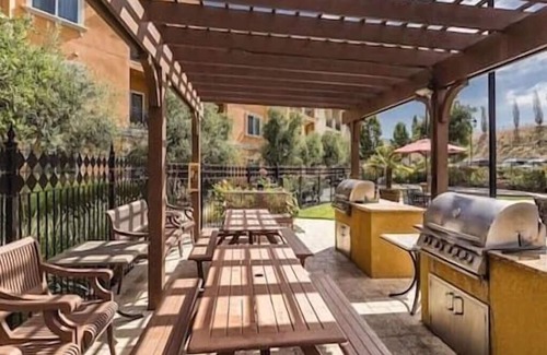 Napa Condo | Charming 1Bed/1Bath in the delightful Napa, with AC, WiFi, Pool, & Fitness room!