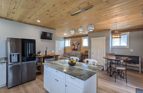Candler House | Charming 1Bedroom w/Hot Tub ~ 15 Minutes to Downtown Asheville