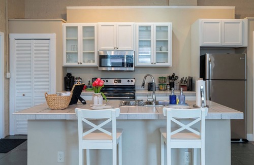 Albany Apartment | Charming 1BR Albany retreat w/parking & full kitchen, near MVP Arena, Washington Park & dining
