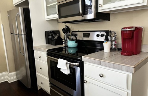 Albany Apartment | Charming 1BR Albany retreat w/parking & full kitchen, near MVP Arena, Washington Park & dining
