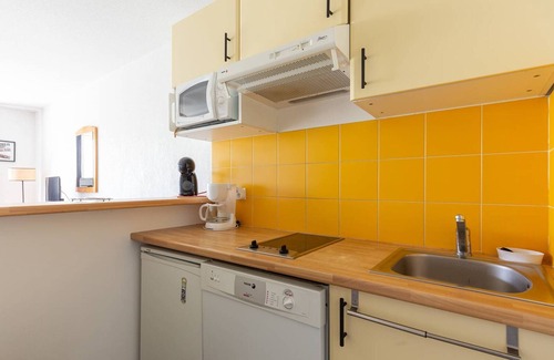 Germ Apartment | Charming 1BR+Cabin Apt for 6, Steps to Ski Lifts, Free Parking