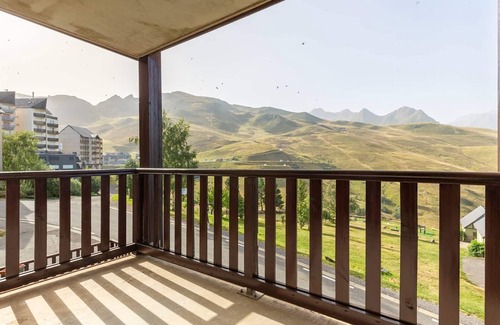 Germ Apartment | Charming 1BR+Cabin Apt for 6, Steps to Ski Lifts, Free Parking