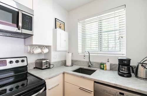 Broadway Condo | Charming 1BR Condo King Bed Close to Convention Center