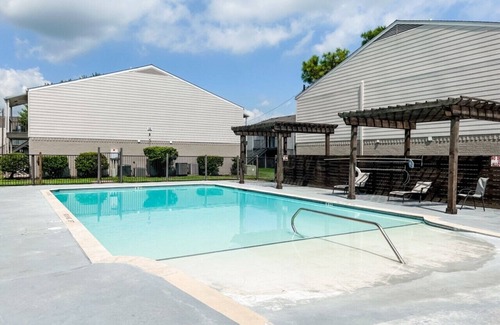 Texas City Apartment | Charming 1BR Getaway – Private, Pet Friendly, TV