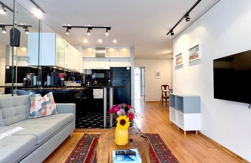 Wilshire Montana Apartment | Charming 1BR in Prime Santa Monica – Walk to Beach