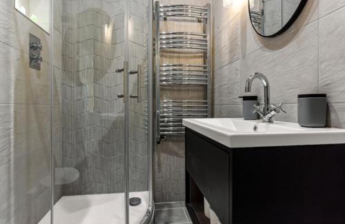 Springfield Apartment | Charming 1BR Oasis in the Heart of Clapton Common