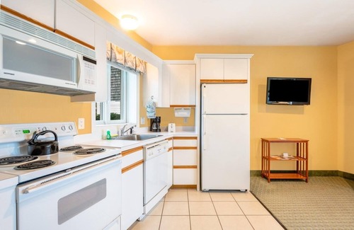 West Yarmouth Apartment | Charming 1BR Townhouse with Sun Terrace, Perfect for Relaxing Getaways