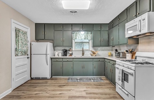 College Station House | Charming 2/1 Cottage-Style House Near Texas A&M, Recently Updated