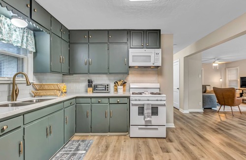 College Station House | Charming 2/1 Cottage-Style House Near Texas A&M, Recently Updated