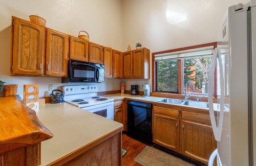 Mammoth Lakes House | Charming 2/2 Tucked in the Trees; Hottub & Parking