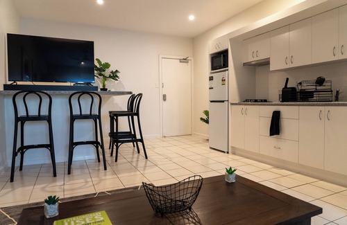 Hamilton Apartment | Charming 2 Apartments in delightful Islington with AC, Balcony & Wifi.
