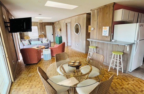 Cherry Grove Beach House | Charming 2-bedroom bungalow in brilliant North Myrtle Beach with sunset views