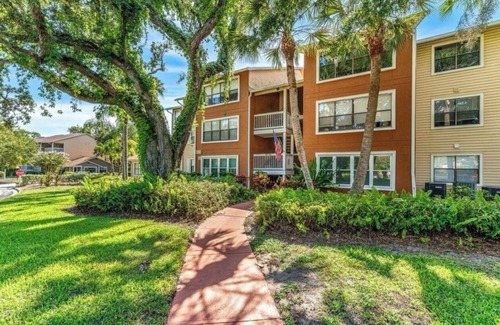 Merritt Island Condo | Charming 2-bd, 2-bath condo in gated community, min 3 month stay