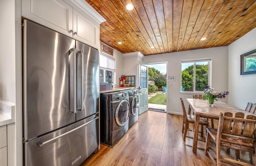 Seaside Cottage | Charming 2 BDR Seaside Cottage Perfect for Couples – Only 5 Minutes to the Beach