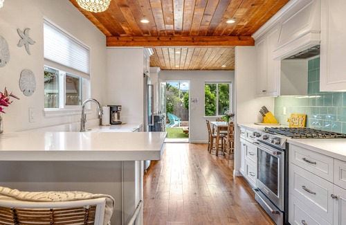 Seaside Cottage | Charming 2 BDR Seaside Cottage Perfect for Couples – Only 5 Minutes to the Beach