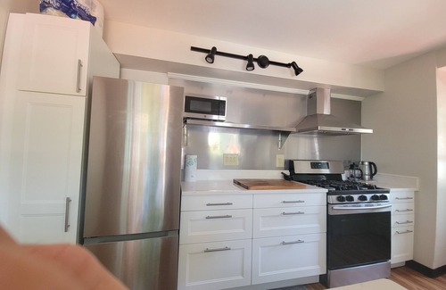 Cleveland House | Charming 2-bedroom house with WiFi, AC/heating in Cleveland Heights.Whole house.