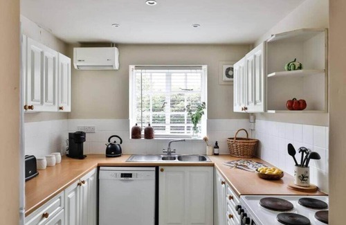 Beverston House | Charming 2 Bed/1 Bath in Beverston Castle