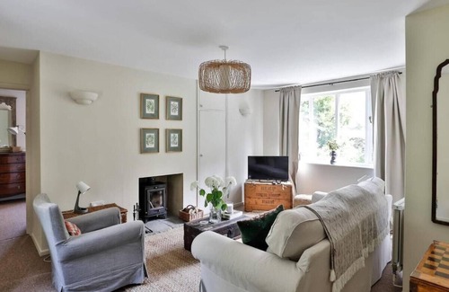 Beverston House | Charming 2 Bed/1 Bath in Beverston Castle