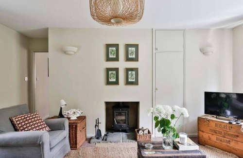 Beverston House | Charming 2 Bed/1 Bath in Beverston Castle