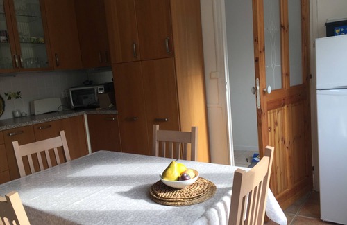 Quillan House | Charming 2 bed 2 bathroom house, secluded garden, sunny terrace, parking, wifi.