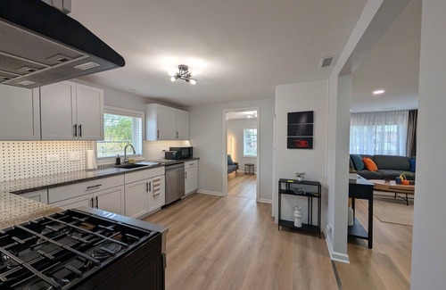 Franklin Park Apartment | Charming 2-bed.apt in Franklin Park, AC, WiFi, O'Hare, free parking, W/D in unit