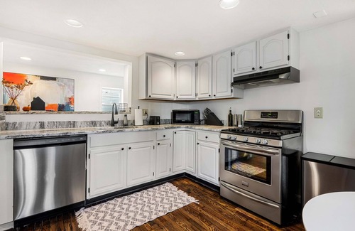 Salem Apartment | Charming 2-Bed Apt Free Parking King Bed 1 Mile to Downtown Salem!
