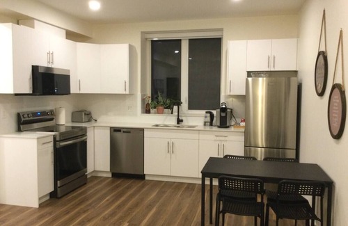 Lynn Valley House | Charming 2 bedroom Lynn Valley Suit/5 mins walk to village and transit