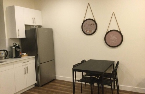 Lynn Valley House | Charming 2 bedroom Lynn Valley Suit/5 mins walk to village and transit