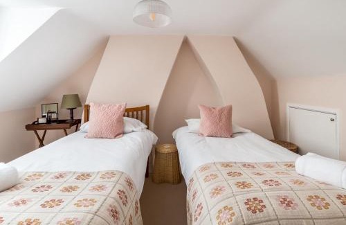 Adderbury House | Charming 2 Bed Cottage in the Heart of Adderbury Pass the Keys