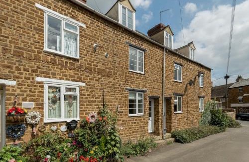 Adderbury House | Charming 2 Bed Cottage in the Heart of Adderbury Pass the Keys