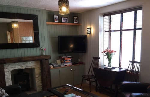 Douglas House | Charming 2-bed Cottage in town centre