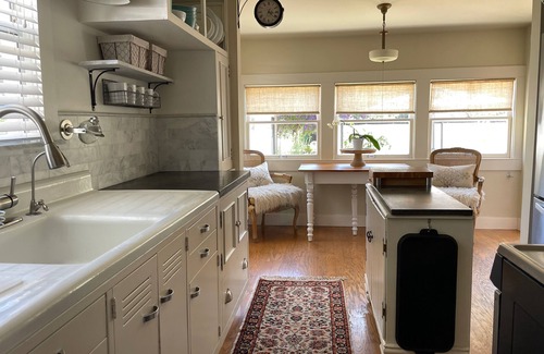 Napa Cottage | Charming 2-bed cottage in fabulous Napa. Walk to downtown with WiFi, AC