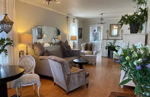 Napa Cottage | Charming 2-bed cottage in fabulous Napa. Walk to downtown with WiFi, AC